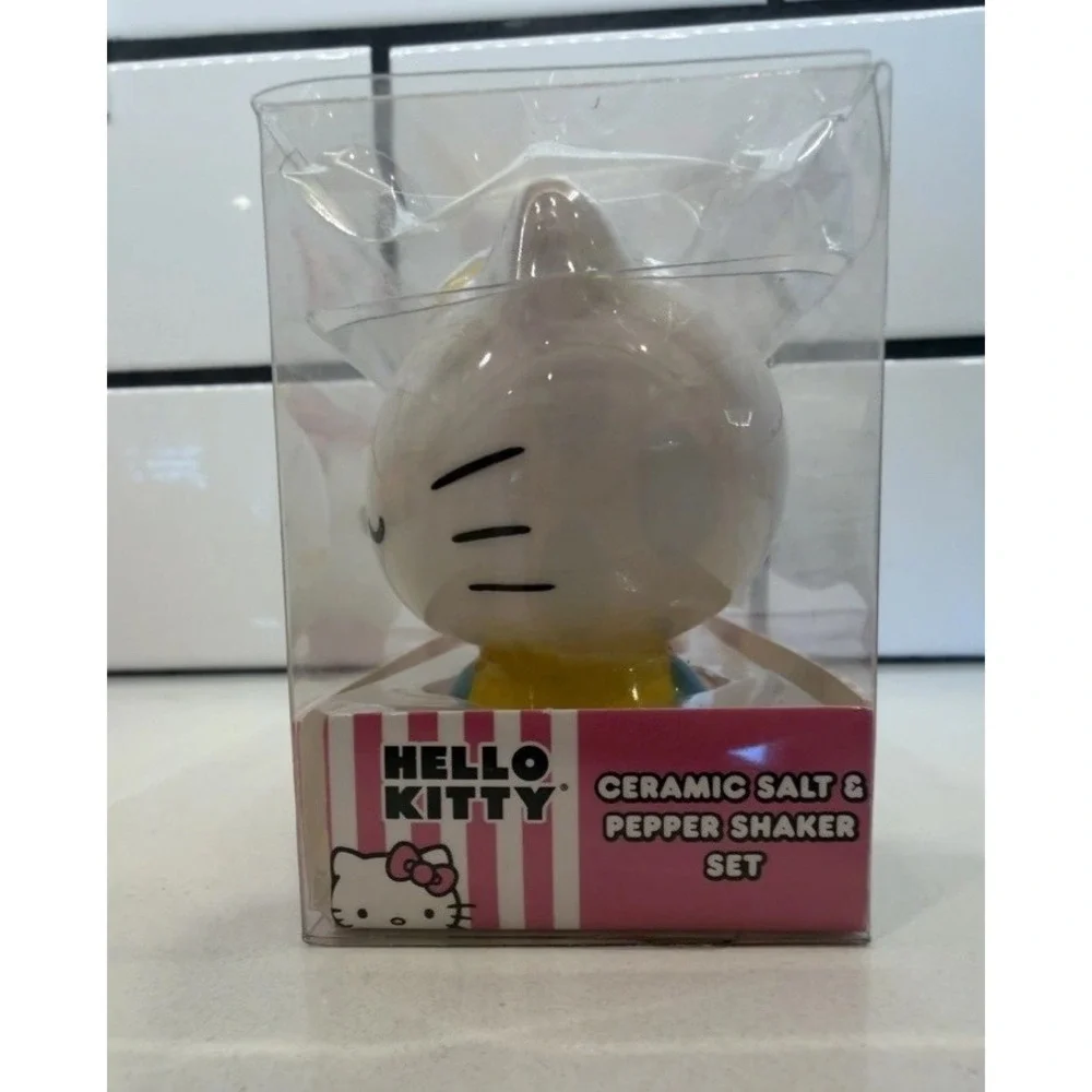 Hello Kitty, Ceramic Salt And Pepper Shaker Set NEW